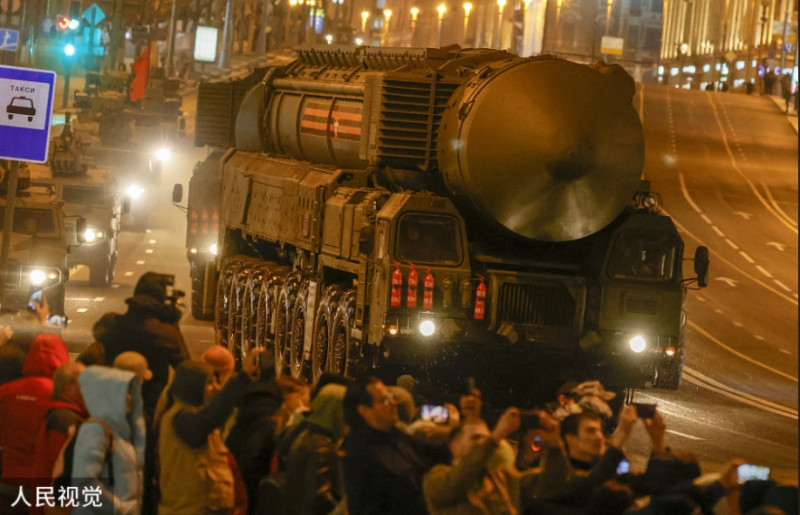 俄羅斯於當地時間28日晚間進行衛國戰爭勝利77週年閱兵式首次夜間彩排，飛彈發射車開過首都街道。   圖 : 翻攝自人民視覺