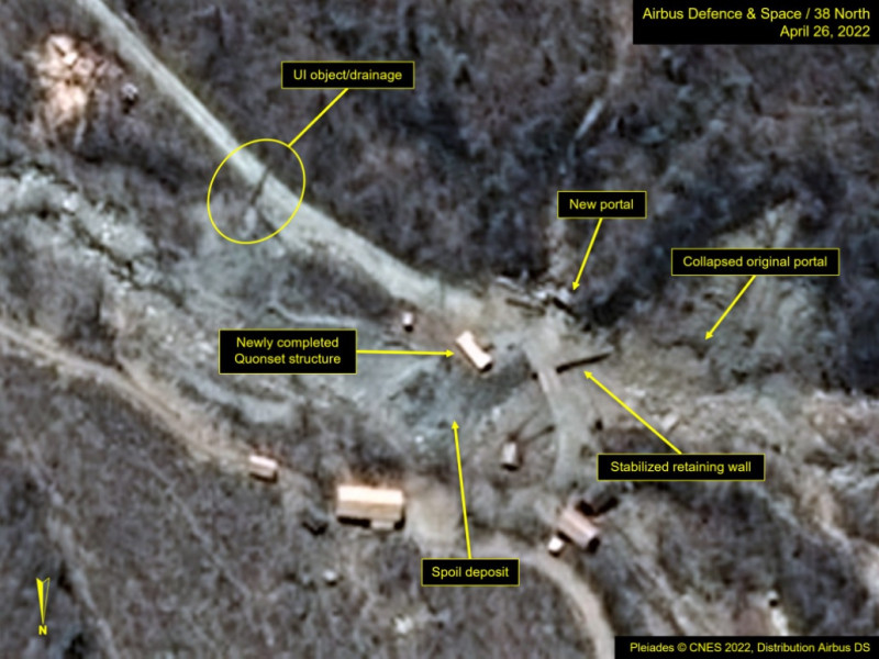 美國北韓研究網站《38 North》2022 年揭露，北韓豐溪里核子試驗場3號坑道新入口外有新建築工事、木材搬運及設備和補給品增加跡象。   圖：翻攝38north.org