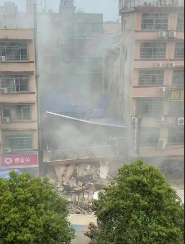 中國湖南長沙大樓倒塌，目前已造成5人死亡，仍有多人失聯。   圖：翻攝自北京青年報