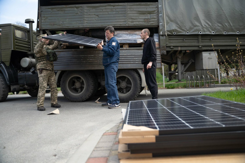 全球首富馬斯克派送特斯拉「Powerwall」儲能電池和「Solar Roof」太陽能板援助烏克蘭。   圖：翻攝 Mykhailo Fedorov推特