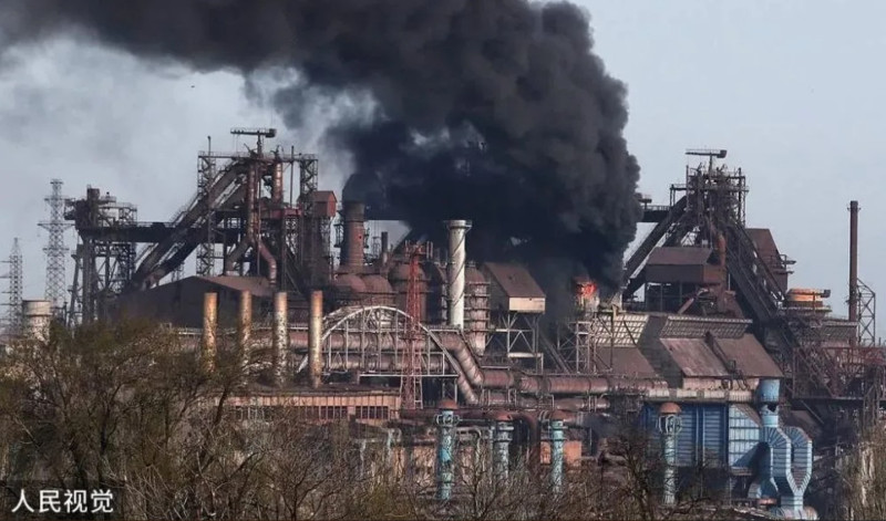 當地時間 26 日，位於馬里烏波爾市中心的亞速鋼鐵廠因遇襲而冒黑煙。   圖：翻攝自人民視覺