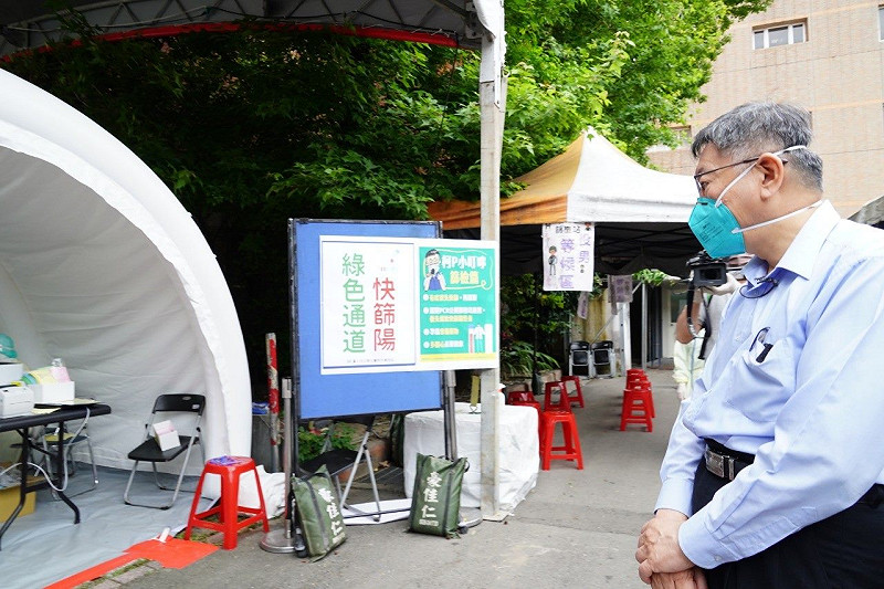 台北市長柯文哲今(30)日前往台北市立聯合醫院中興院區視查快篩陽分流診運作情形。   