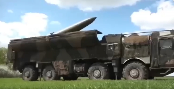 俄羅斯武裝部隊宣稱高精準飛彈擊中17個烏克蘭軍事設施。   圖/截圖自DXSHIN XESXES推特影片