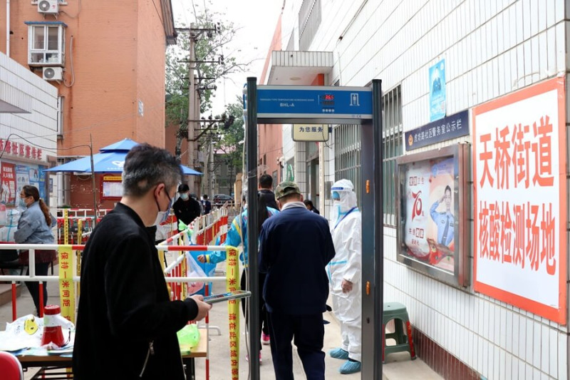北京西區民眾29日在篩檢站排隊等待PCR採檢。   圖/中新社