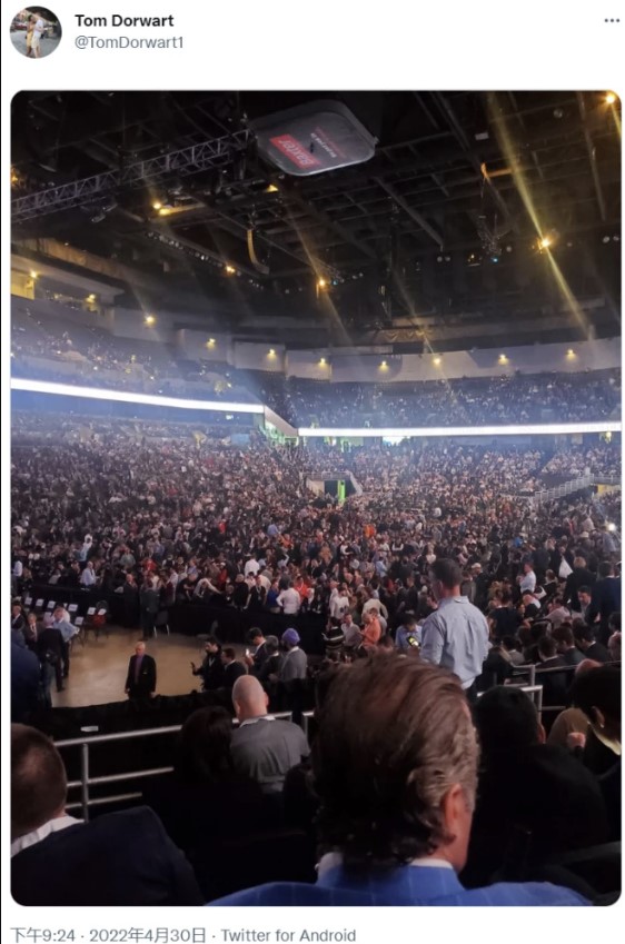 「波克夏海瑟威（Berkshire Hathaway）股東大會現場。   圖：翻攝自推特