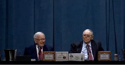 股神巴菲特出席股東大會。   