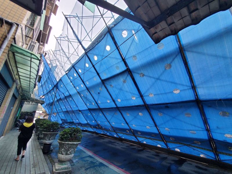 ▲台北市大同區今（1）日發生一起工地鷹架倒塌意外，鷹架砸落波及到一旁民宅，讓路人與居民嚇壞。（圖／翻攝自記者爆料網）   