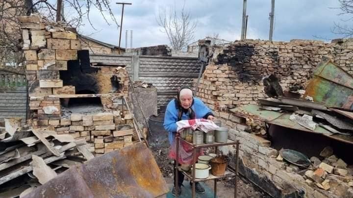 基輔近郊的戈連卡村落，出現一名婦人為復活節烘焙蛋糕。   圖：翻攝自Hanna Liubakova推特