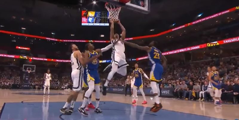 Draymond Green拉扯Brandon Clarke球衣，導致其墜地，被吹二級惡意犯規。   圖／翻攝自YouTube