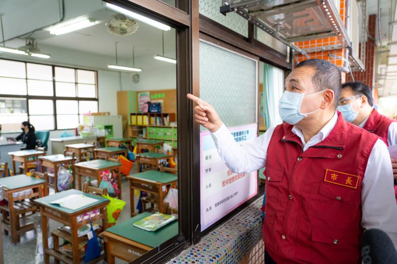 侯友宜視察校園落實居家照護關懷方案情況。   圖：新北市政府/提供