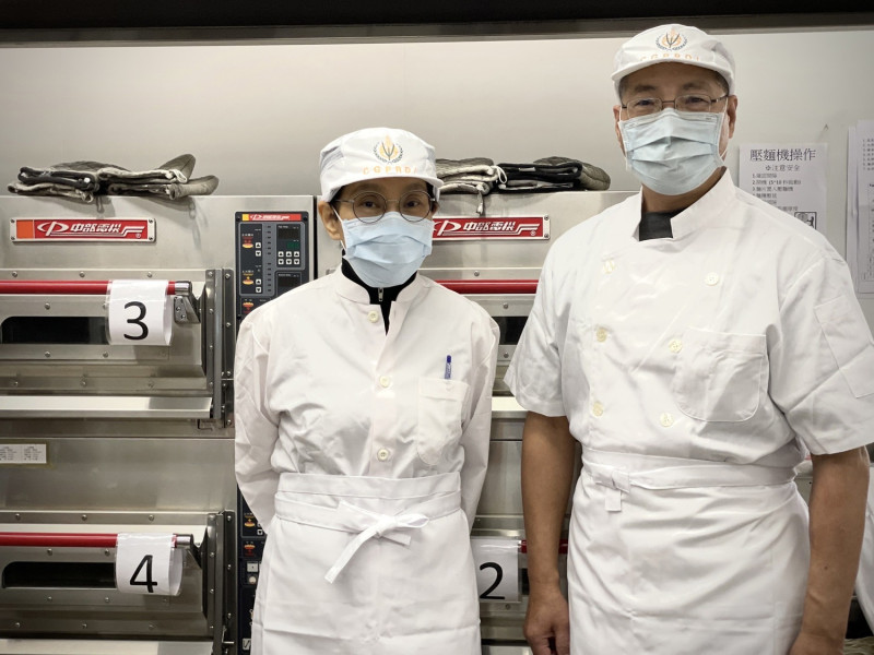 參訓學員徐萍萍（左）、鍾鴻耀（右）將藉5週集訓課，學習中式麵食和台灣傳統小吃等製作技巧。   圖：新北市職訓中心提供