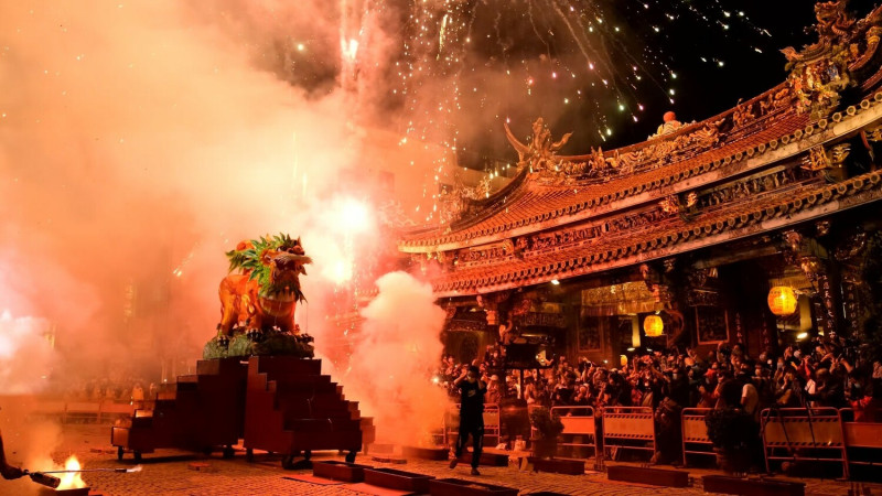 大龍峒保安宮每年的保生文化祭是北台灣重要的宗教盛事，其中的「放火獅」儀式，更是一大亮點。   圖：總統府提供