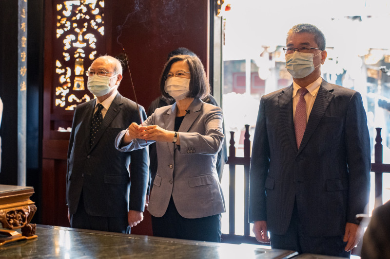 蔡英文總統日前前往大龍峒保安宮參拜，祈求「醫神」保生大帝保佑台灣疫情平安。   圖：總統府提供