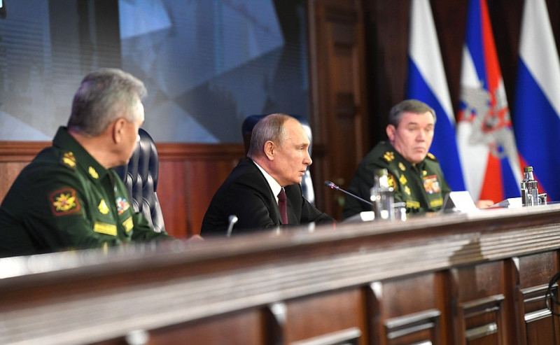俄羅斯總統普丁 (中) 與軍事將領。   圖：翻攝自俄羅斯總統府官網