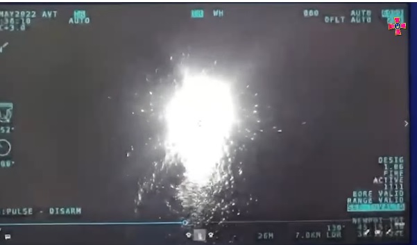 烏克蘭武裝部隊總司令2日釋出影片表示，烏軍在黑海用無人機摧毀2艘俄海軍猛禽級軍艇，瞬間成火球。   圖：翻攝自扎盧日內臉書