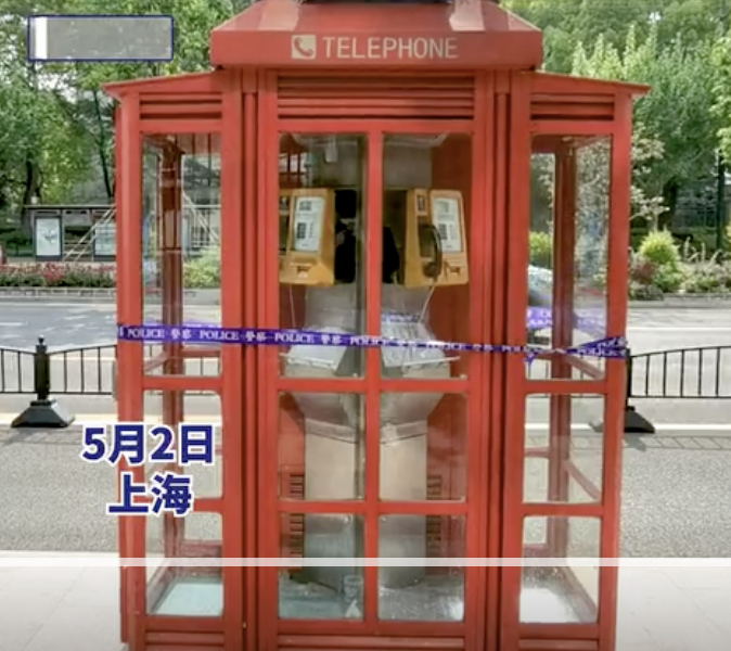 距離上海一所小學 10 公尺外的一處電話亭裡發現一名女子生活的痕跡。   圖 : 擷取自騰訊視頻影片