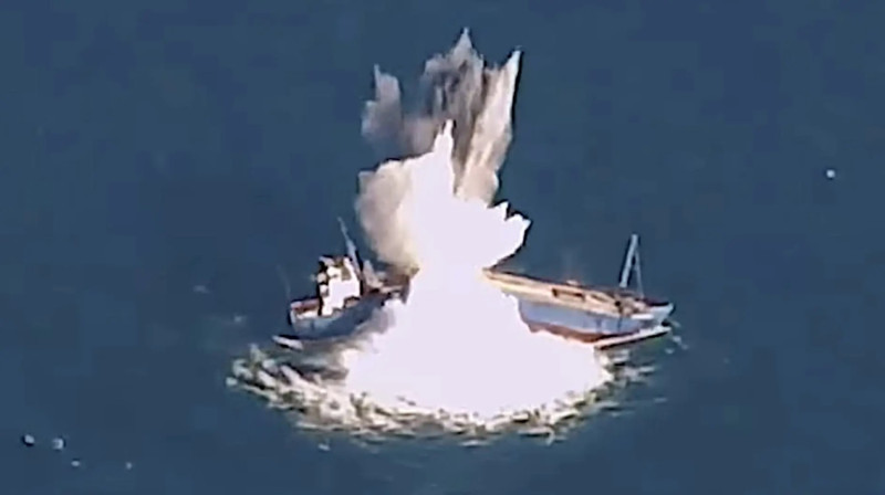 美國空軍使用經過改進2000磅級GBU-31/B「聯合直接攻擊彈藥」(Joint Direct Attack Munition，JDAM)，在墨西哥灣將一艘「全尺寸水面艦艇」實驗舊貨船炸成兩截。   圖：截取YouTube/AFResearchLab頻道