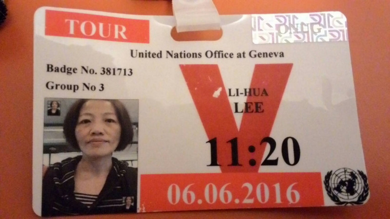 台灣漁權團體赴瑞士日內瓦「國際勞工大會」(ILC)旁聽，受中國打壓，無法用護照換旁聽證，僅能以護照申請觀光證，進入聯合國館場參觀。   圖：李麗華提供