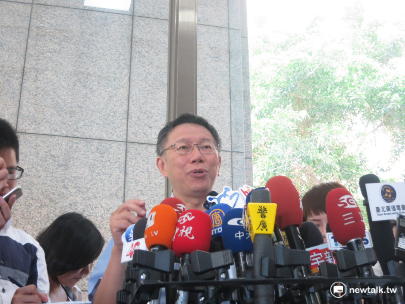 台北市長柯文哲8日赴內政部洽談公宅議題。   圖：呂佳峻/攝