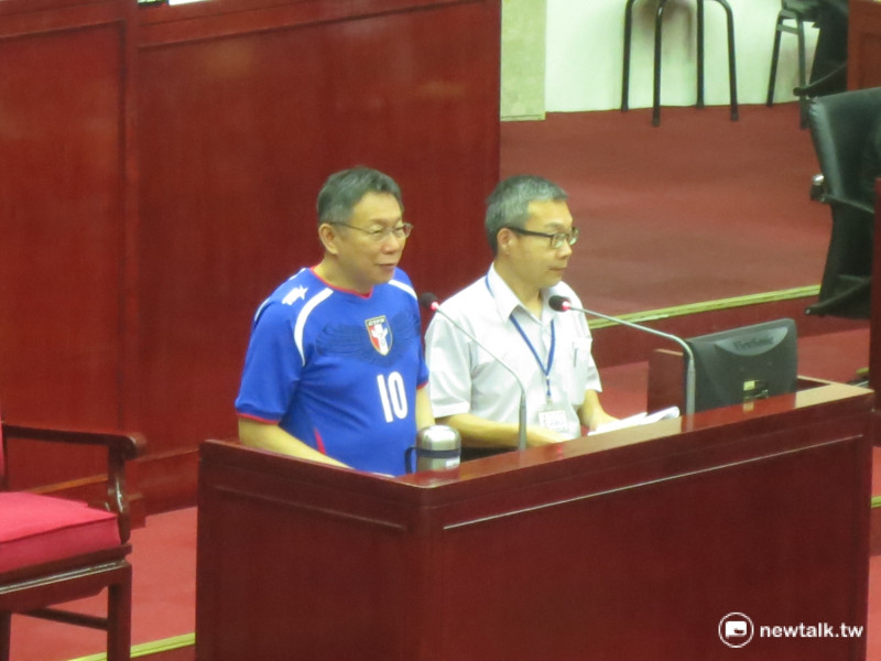台北市長柯文哲與人事處長懷敘在議會備詢。   圖：呂佳峻/攝