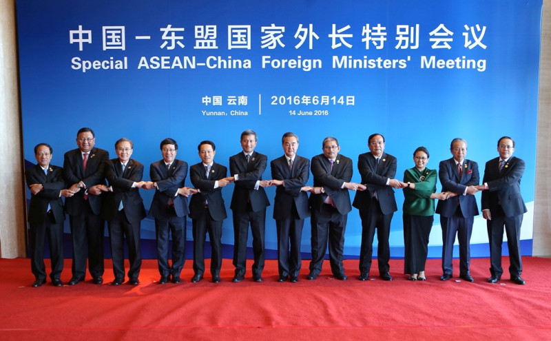 中國與東南亞國家協會（ASEAN，簡稱「東協」；中國稱為「東南亞國家聯盟，簡稱「東盟」）10國於14日在中國雲南省玉溪召開特別外長會議，共同商討南海問題。   圖：達志影像/路透社