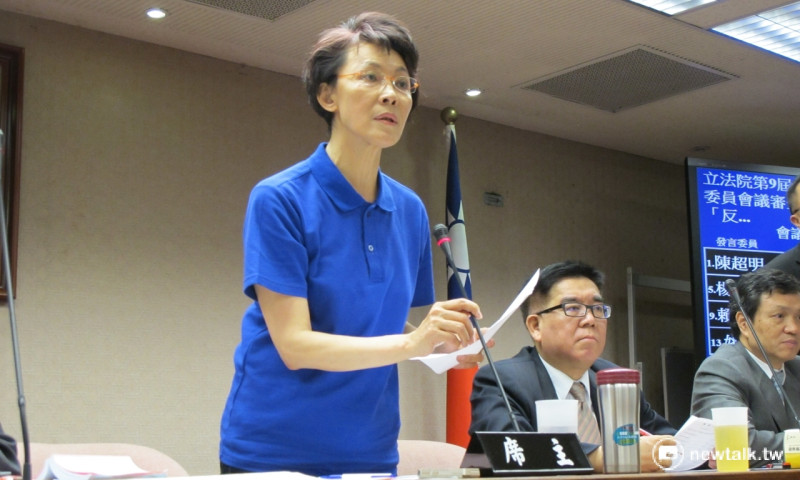 輪值的立法院內政委員會召委黃昭順（左）15日表示，她能接受兩黨共同提出的議事錄修正。   圖：林朝億/攝