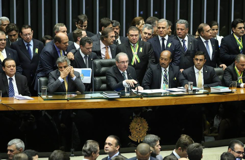 巴西前眾議院議長古尼亞（中戴眼鏡者）被拔掉國會議長身分後，現在又面臨議員身分不保。   圖：翻攝古尼亞臉書