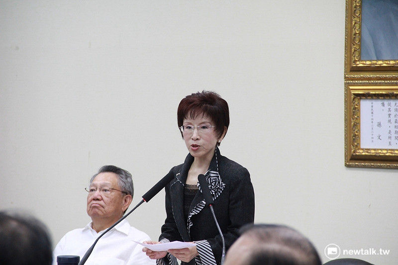 國民黨主席洪秀柱15日出席中常會時呼籲民進黨，對兩岸關係應盡速回到中華民國憲法的內涵上，不要與蔡英文總統就職演說中的承諾言行不一，否則將造成社會動盪與兩岸不安。   圖：鄭佑漢/攝