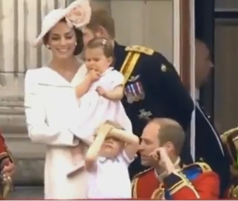 喬治小王子見到父親被曾祖母教訓，隨即用右手遮臉，一副「喔喔」的表情，十分可愛。   圖：擷取自美國作家麥金雷推特