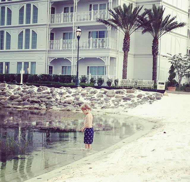 男童母親珍妮佛公布兒子在迪士尼飯店湖邊最後身影，可以看出水很淺，沒有任何警告標示。   圖：翻攝珍妮佛臉書