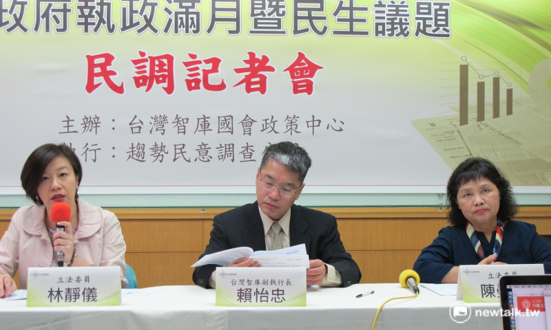 台灣智庫21日發布最新民調，出席者包括民進黨立委林靜儀（左起）、智庫副執行長賴怡忠及民進黨立委陳曼麗。   圖：林朝億/攝