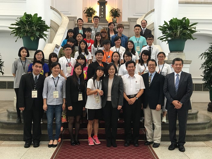 總統蔡英文21日接見105年青年海外志工服務團代表，呼籲年輕人多到國外開拓視野。   圖：總統府提供