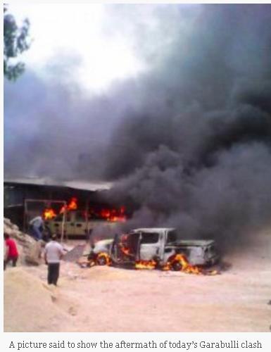 加拉布里附近米蘇拉塔市的1間軍火商店傳出爆炸，現場一片火海。   圖：翻攝《Lybia Herald》