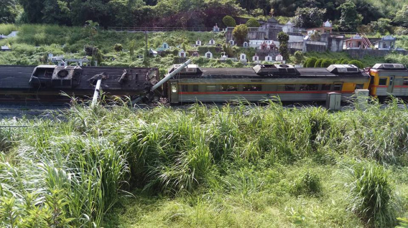 台鐵1列火車22日下午在花蓮縣富源到光復發生出軌意外。   圖:翻攝爆料公社