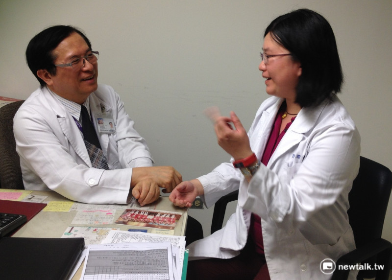 在塵爆週年前夕，新光醫院整形外科主任林煌基(左)與醫師陳柵君討論去年診治大量燒傷病人的情況。   圖：周富美/攝