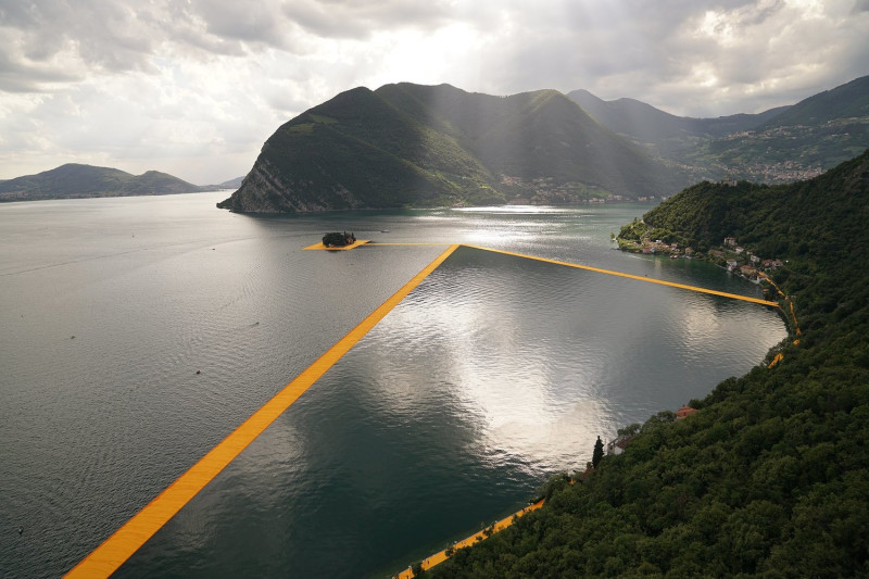 義大利北部倫巴第大區伊塞奧湖（Iseo Lake）上的裝飾藝術「漂浮橋」（The Floating Piers）。   圖：翻攝The Floating Piers臉書