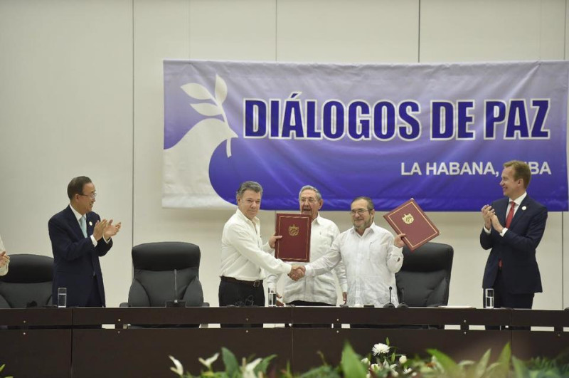 在聯合國秘書長潘基文（左起）見證下，哥倫比亞總統桑托斯獲得古巴總統卡斯楚的支持，與反叛組織領袖提莫申科，握手言和，迎來和平曙光。   圖：翻攝桑托斯臉書