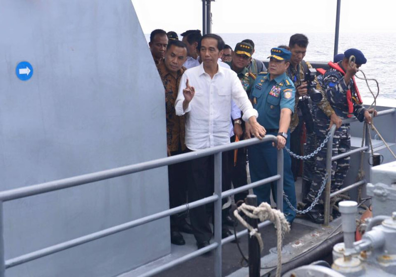總統佐科威（前左）率領外交部長、軍方將領等高層，前往納土納1個海軍基地視察，同時登上軍艦航行南海。   圖：翻攝佐科威臉書/印尼新聞局