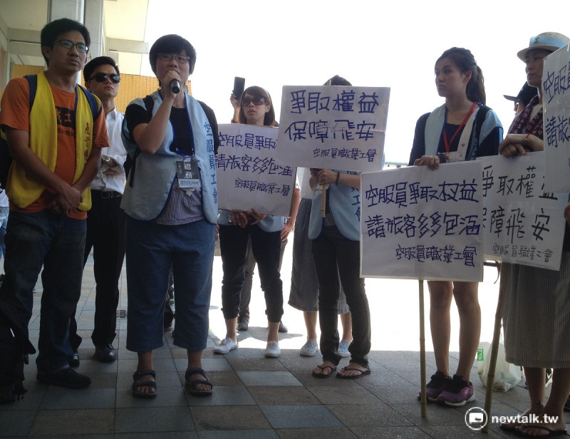 桃園市空服員職業工會24日上午赴松山機場發傳單，向旅客解說致歉，並爭取民眾支持罷工。   圖：周富美/攝