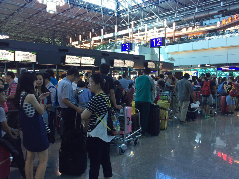 華航班機停飛，一早桃園機場仍有大批旅客排隊報到。   圖：網友提供