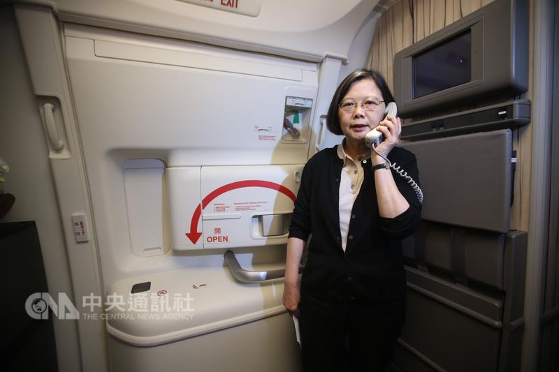 總統蔡英文24日展開 9天8夜的出訪行程，她搭乘華航專機在機上談話時回應華航罷工事件，她表示「不會讓你們感到孤單」。   圖：中央社