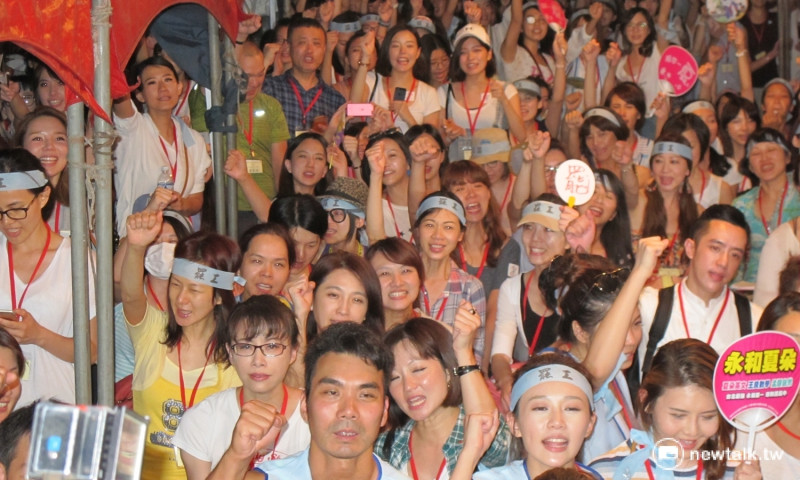 華航空服員24日晚間於台北分公司抗議現場聽聞協商有初步結果後，情緒非常激昂。   圖：新頭殼資料照片，林朝億/攝。