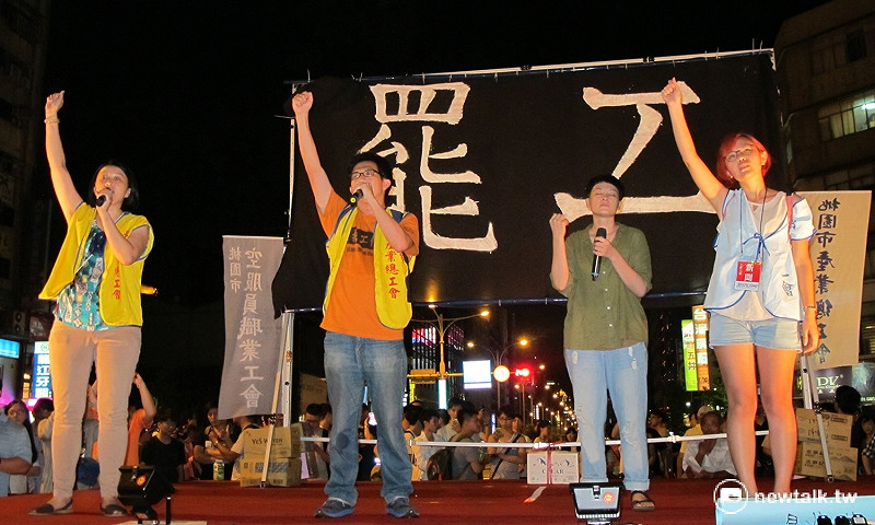 華航空服員罷工現場，工作人員在宣布協商結果前，教唱勞工戰鬥歌曲。   圖：林朝億/攝