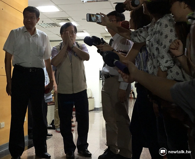 華航董事長何煖軒24日晚間10點前走出勞動部會議室，表示勞資雙方已針對7項訴求達成共識，罷工已結束。   圖：周富美/攝