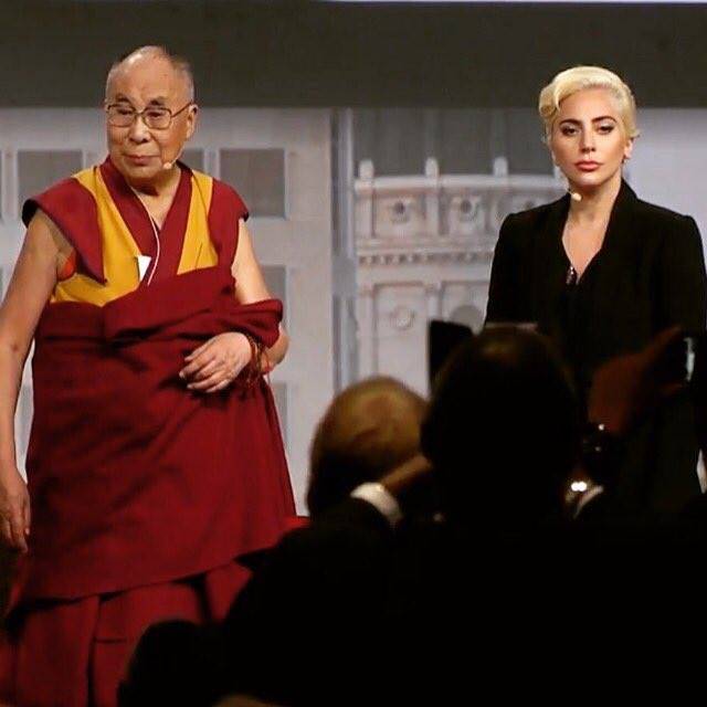 美國流行天后女神卡卡（Lady Gaga）26日與西藏精神領袖達賴喇嘛對話，經臉書直播後引起大批中國網民留言謾罵。   圖：翻攝Lady Gaga臉書