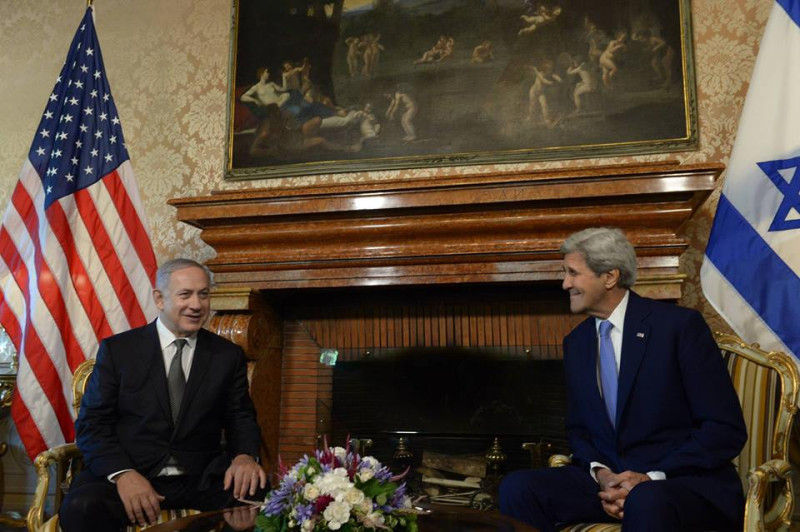 以色列總理納坦雅胡（左）在義大利會見美國國務卿凱瑞，談及與土耳其的關係修復。   圖：翻攝納坦雅胡臉書
