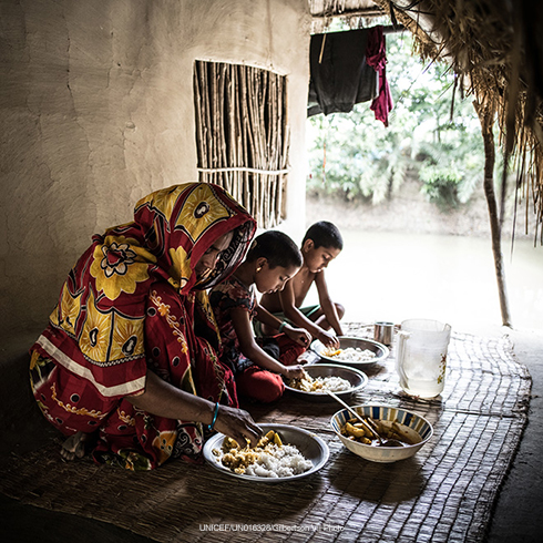 在孟加拉國的薩德基拉，1名媽媽與5歲、6歲的女兒一起吃午飯。類似的家庭，亟需國際援助。   圖：翻攝聯合國兒童基金會官網
