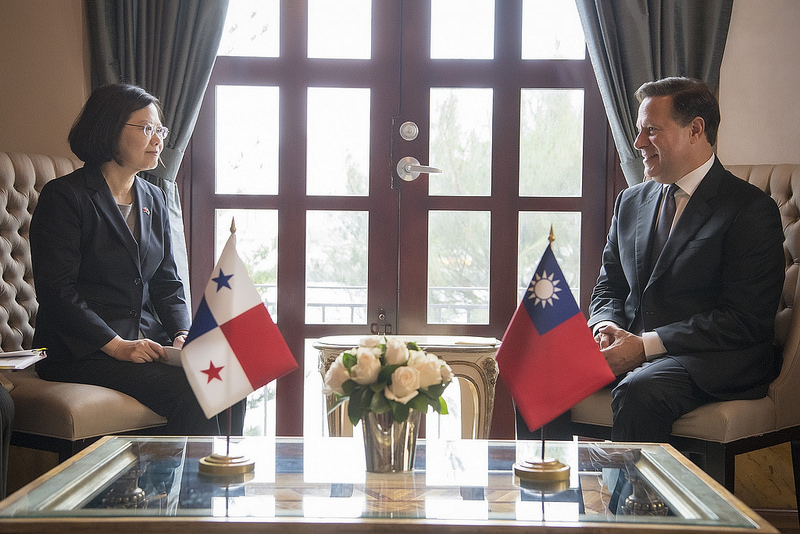 總統蔡英文於巴拿馬時間6月27日上午與巴拿馬總統瓦雷拉（Juan Carlos Varela Rodriguez）會晤。   圖：總統府提供