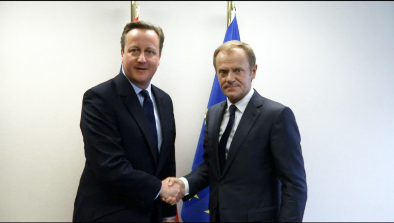 英國首相卡麥隆（左）28日前往布魯塞爾出席歐盟活動，會見歐盟理事會主席圖斯克。   圖：翻攝歐盟官網