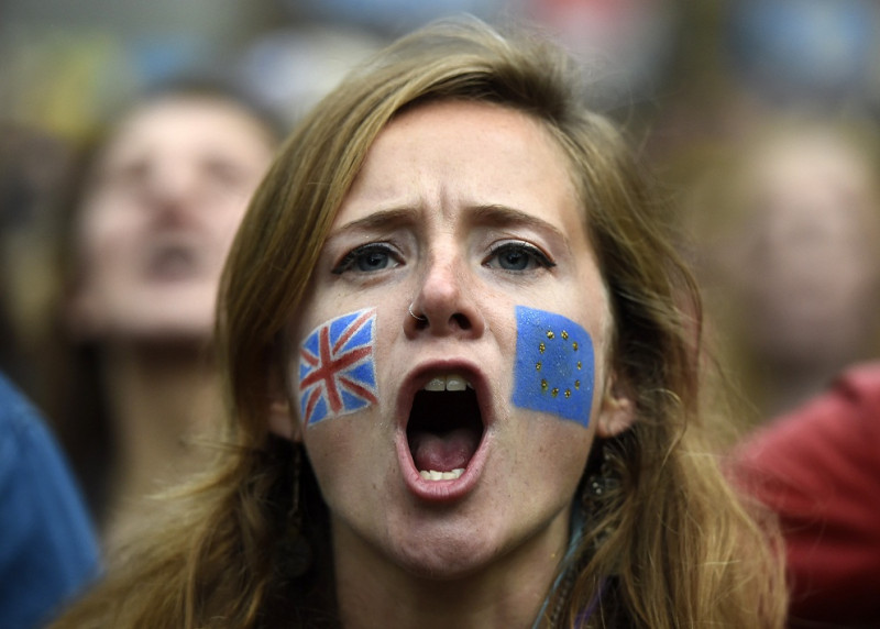 英國年輕世代28日上街，在國會前表達他們要留在歐盟的心聲。   圖：達志影像/路透社